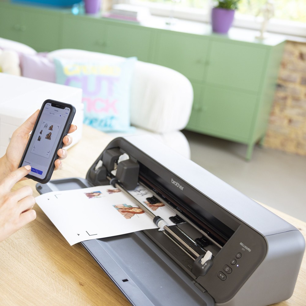 Brother Bellissimo CT1 mit Artspira-App am Smartphone